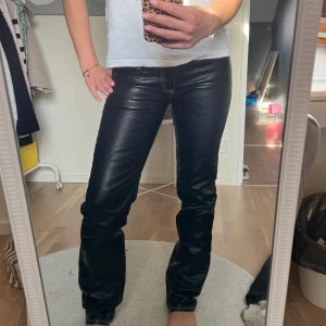 Skinnbyxor från EYTYS🤍🥰 - Svin snygga skinnbyxor från eytys som tyvärr blivit för små för mig! Originalpris 2600 kr🤍 !!STORLEK 28/34!!