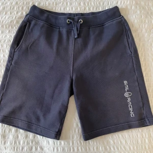 Sail Racing shorts  -  Sail Racing shorts mörkblåa, skick 7/10, bra passform. Storlek 170 men passar även XS-S. Skicka för mer info, bilder 
