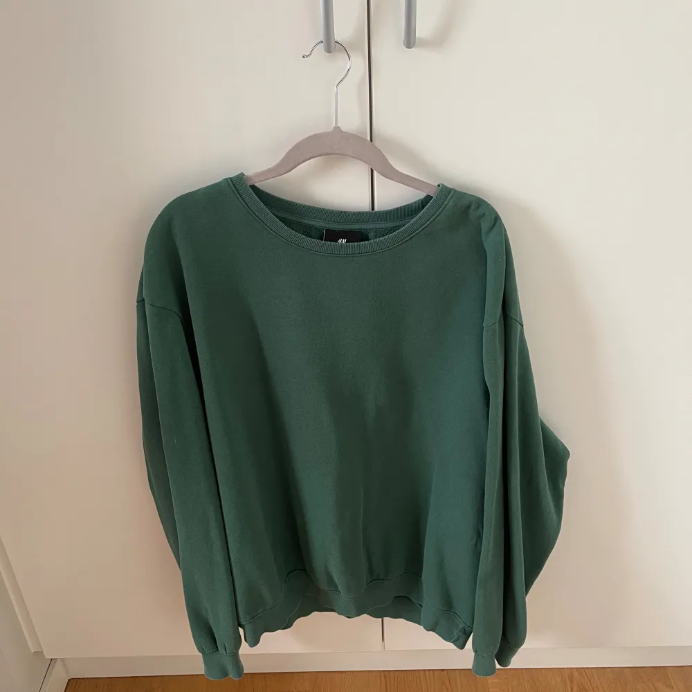 Grön sweatshirt från H&M- Sparsamt använd- Storlek M - Köparen står för frakten - Inga returer (om det inte är så att det blivit något fel) - Betalning via köp direkt . Hoodies.