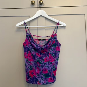 Somrigt linne🌸 - Somrigt, färgstarkt linne med blommor från BikBok. Köptes inför sommaren förra året men har aldrig kommit till användning. Storlek M, men passar även S. Inga defekter, är som ny!💕