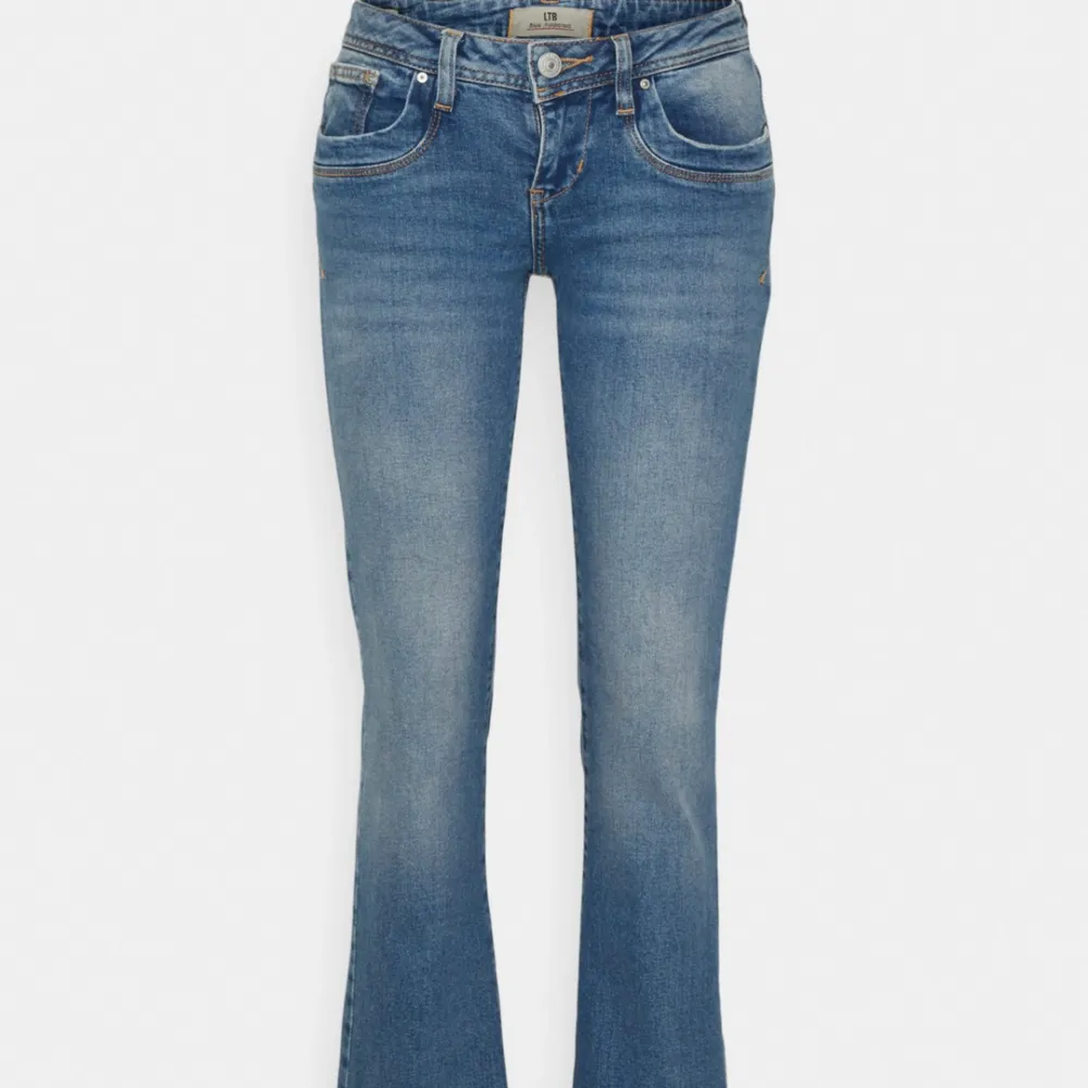 Säljer mina så fina lågmidjade bootcut jeans från ltb i modellen valerie💕💕 Midjemått ca 38cm Innebenslängd ca 80cm Nypris är 829 kr och de är slutsålda. Jeans & Byxor.