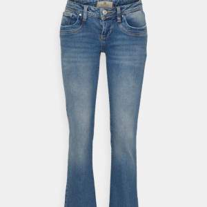 Säljer mina så fina lågmidjade bootcut jeans från ltb i modellen valerie💕💕 Midjemått ca 38cm Innebenslängd ca 80cm Nypris är 829 kr och de är slutsålda