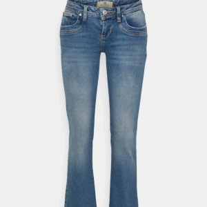 Ltb valerie jeans - Säljer mina så fina lågmidjade bootcut jeans från ltb i modellen valerie💕💕 Midjemått ca 38cm Innebenslängd ca 80cm Nypris är 829 kr och de är slutsålda