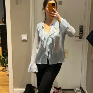Blus ZARA - Jättefin babyblå blus med smickrande volanger och urringning och see through. Knappt använd. 