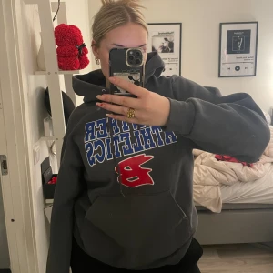 Hoodie - Hoodie med text i strl M. 