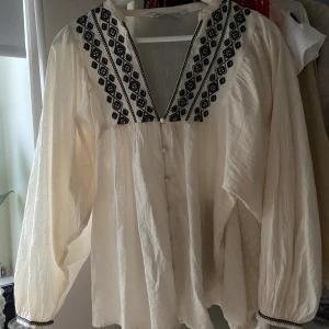 Zara blus - Säljer denna fina blus från zara i nyskick💗 för fler bilder kom dm!