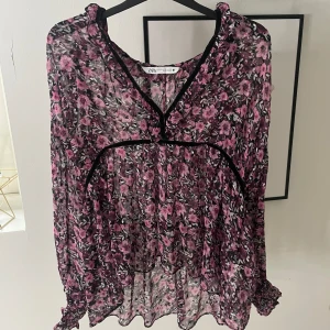 Blus  - Supersöt volang blus perfekt nu till våren/sommaren🌸😍