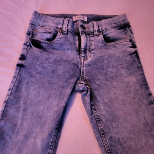 Jeans i strechmaterial - Fina jeans i strechmaterial, strl 134. Kommer från djur och rökfritt hem.