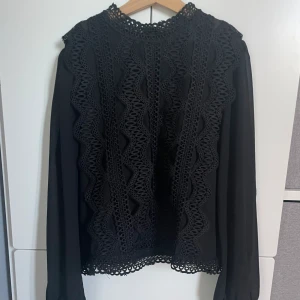Svart blus - Söt svart blus, ser ut som ny! 