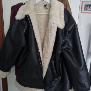 Faux Leather fur jacket  - Läderjacka från H&M storlek L. Den är rätt så oversized och väldigt skön.