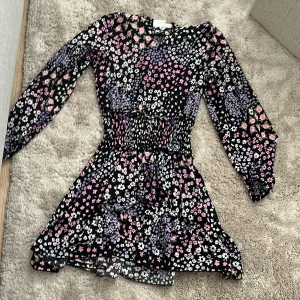 en jätte fin klänning ifrån Young Gina i storlek 146/152 har använt den 2 gånger och den är i fin skick!  - en klänning, perfekt till sommaren 