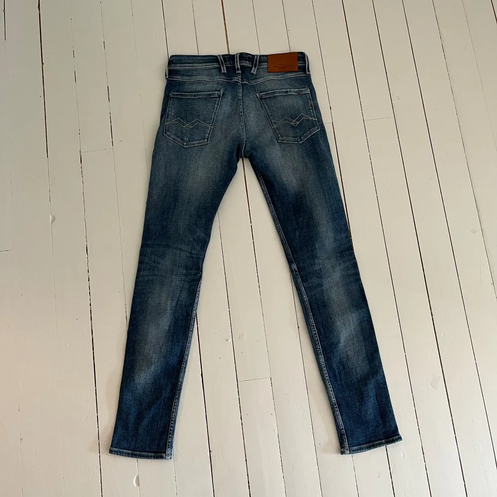Ett par extremt snygga och sköna jeans från replay | skick 9.5 av 10 nästintill nya | nypris ligger på ca 1600 kr | för mer info är det bara att skriva🙌🏼. Jeans & Byxor.