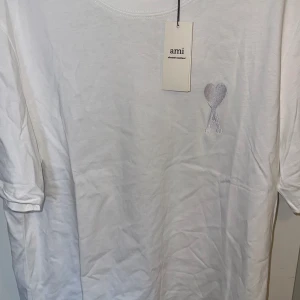 Ami t shirt M - Säljer oanvänd ami t shirt med tag  Köpt på nk. 