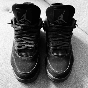 Jordan 4 Svart  - Svarta Jordan 4 retro black cat stl 42.5 (något stor i storleken) Använda en halv säsong så gott skick