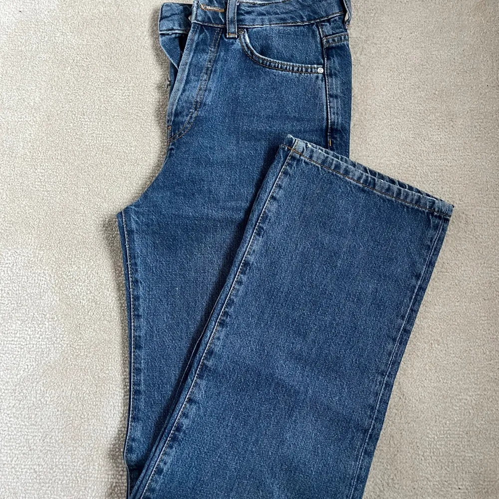 Supperfina raka jeans från BikBok (Never Denim) i en mellanblå tvätt, knappt använda:). Jeans & Byxor.
