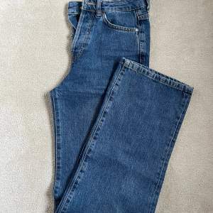 Supperfina raka jeans från BikBok (Never Denim) i en mellanblå tvätt, knappt använda:)