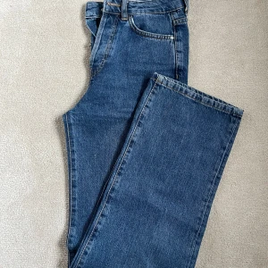  Blå raka jeans - Supperfina raka jeans från BikBok (Never Denim) i en mellanblå tvätt, knappt använda:)