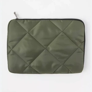 Datorfodral - Säljer ett datorfodral från Lindex i nyskick. Aldrig använt, lapp kvar. Original pris 200kr💗skriv för fler bilder