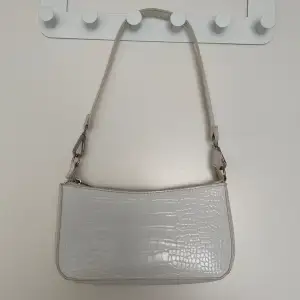 Säljer en vit handväska från New Yorker som är 23x12 i bredd och höjd🤍 Sälj pga kommer inte till användning längre, finns tecken på användning därav priset❣️ (Köparen står för frakten!)