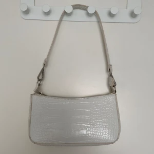 Vit väska - Säljer en vit handväska från New Yorker som är 23x12 i bredd och höjd🤍 Sälj pga kommer inte till användning längre, finns tecken på användning därav priset❣️ (Köparen står för frakten!)