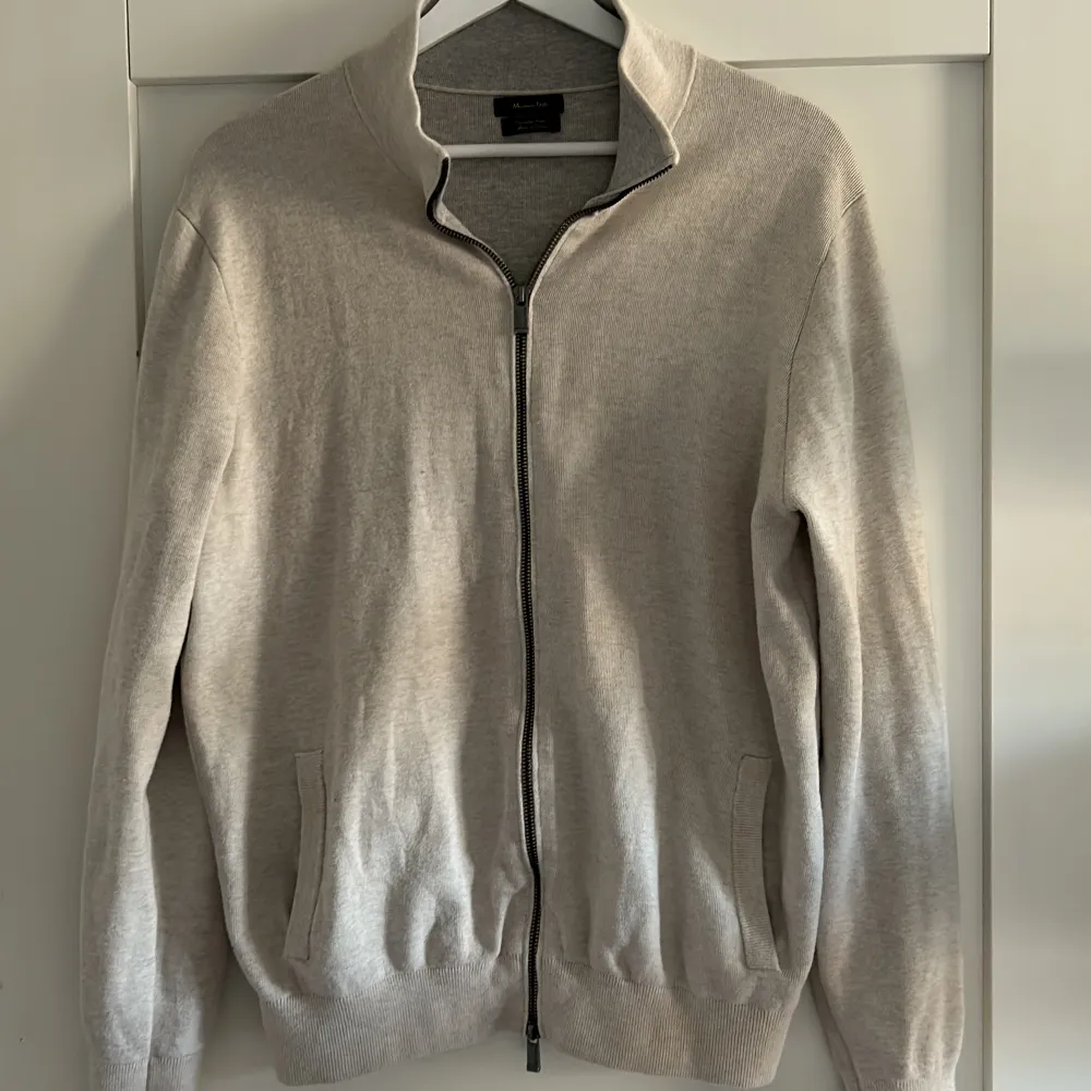 Massimo Dutti full zip i storlek S Använd ett fåtal gånger  Färg: ljus beige . Tröjor & Koftor.