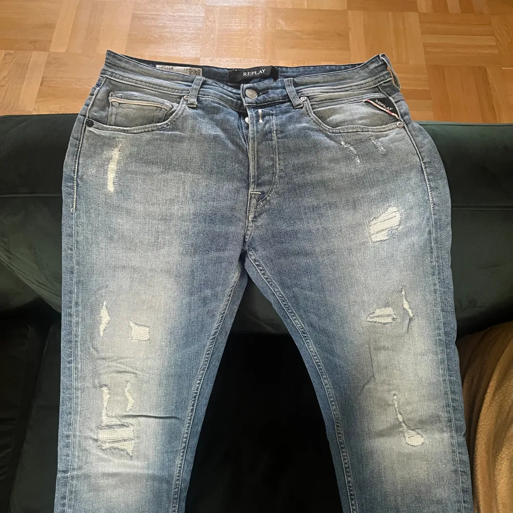 Säljer ett par oanvända replay grover jeans. Size Waist 29, Length 32 dem sitter väldigt bra och är sjukt snygga på. Nypris ca 2299 kr, köpta på Nk.. Jeans & Byxor.