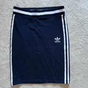 Marinblå Kjol från Adidas i stl 34 - nyskick  - Superfin kjol från Adidas i nyskick! Endast använd 1 gång!   Pris 100:- + porto (köparen står för frakten) 