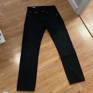 Levis 501 jeans  - Bra skik förutom ett litet slitning bak på byxans ni ser på sista bilden hur det ser ut stl W28 L32
