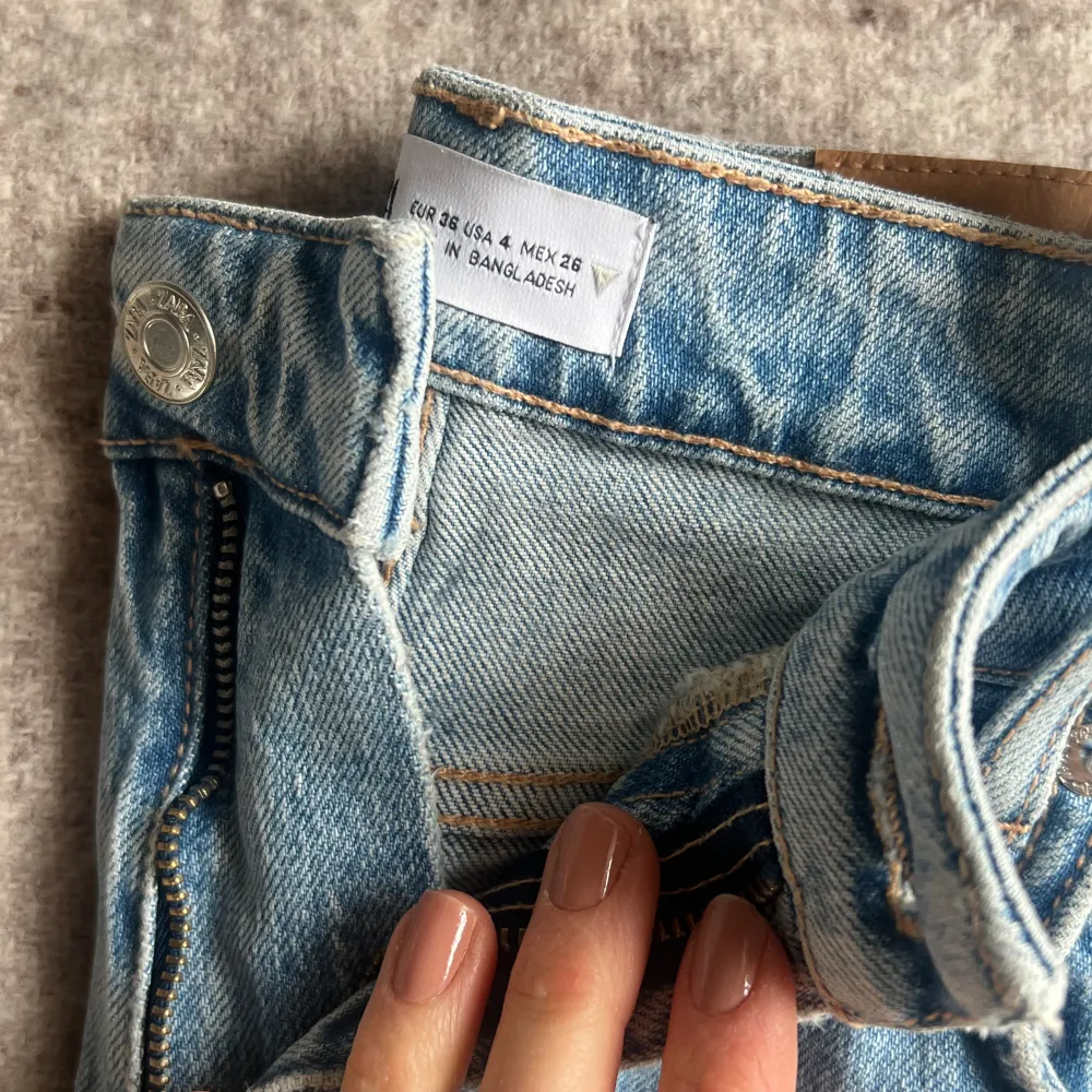 Jeans från zara i en trendig modell med liten bootcut och slits vid fötterna!💙 aldrig använda . Jeans & Byxor.