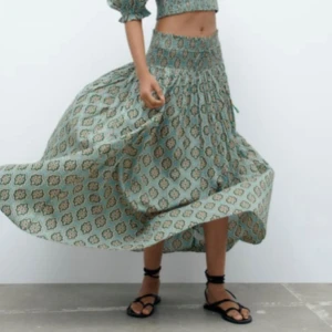 Långkjol-zara - (Lånad bild) En jättefin långkok från zara. Bra i skick!  Budet ligger på 680kr