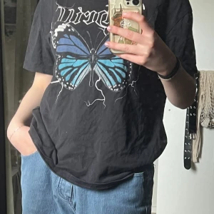 Jättecool tröja med fjäril🩵 - En jättecool tröja från fbsister som tyvärr inte kommer till användning💞