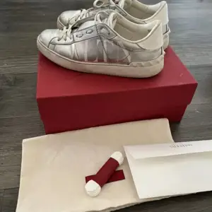 Säljer nu dessa fräcka valentino open sneakers | Storlek 38 | Väldigt fint skick | Kommer med box,dustbag,kvitto och helt nya snören | Hör av er vid frågor