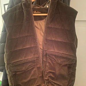 Stenströms väst  - Säljer riktigt snygg stenströms väst i storlek L, men den passar både M och L. Skicket är 10/10 utan defekter. Nypris ca 4300 kr. Priset är inte hugget i sten! Skriv privat för frågor eller fler bilder.