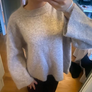 Stickad tröja - I en blandning av ull och mohair. Står strl XXL men passar en S bra. 