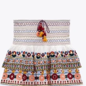 Mönstrad zara kjol - Köpte kjolen förra året på Zara för 400 kr. Säljer då den inte kommer till användning längre och behöver plats för nya saker till sommaren! Inga större deffekter men har några slitningar vid mönstringen, inget man märker! Skriv gärna vid fler bilder!