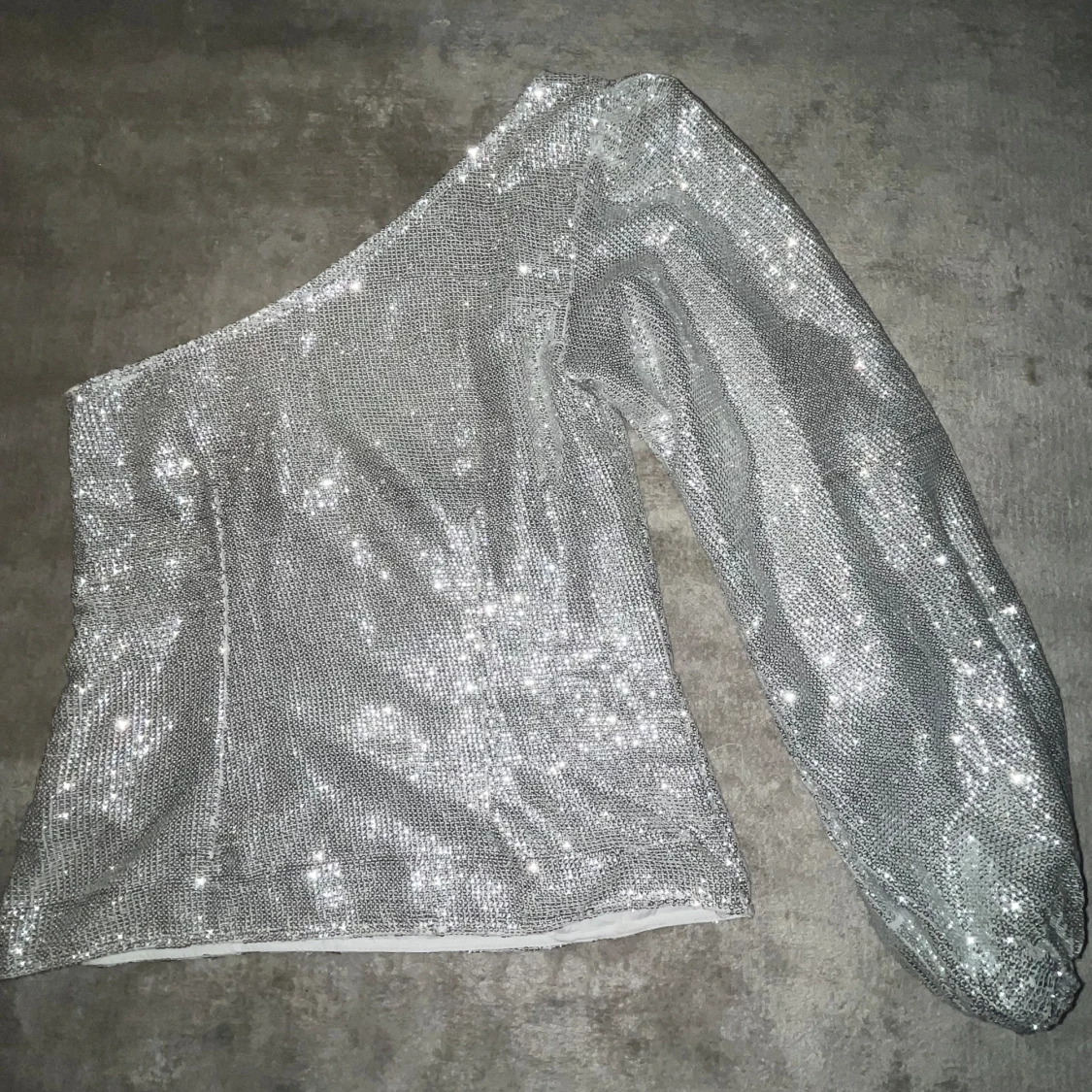 Glittrig one shoulder topp 🪩