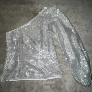 Glittrig one shoulder topp 🪩 - Superfin one shoulder topp från NA-KD. Perfekt till fest eller nyår 💕