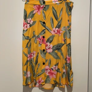 Kjol med knappar fram - I nyskick och normal i storleken och knappar i fram men resår i bak.