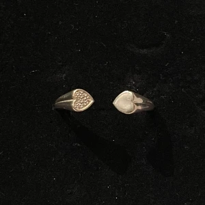 Thomas Sabo ring - Söt ring den thomas sabo, kommer inte till användning längre men är i fint skick 💞 den är justerbar 🥰Köpt för 549!