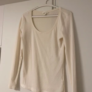 Vit ribbad top - En vit långärmad ribbad top. Knappat använd. 