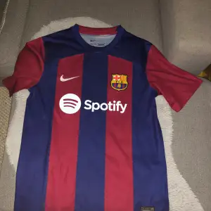 Barcelona tröja 23/24 utan tryck bak, storlek S men sitter mer som M
