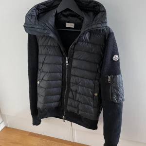 Moncler cardigan  - Säljer nu en väldigt trendig Moncler cardigan! Storlek M! Kvitto medkommer vid köp! Dem har några defekter!  Hör gärna av dig om du har frågor!