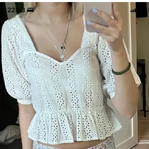 Topp - Säljer denna extremt fina topp som är från Gina tricot i storlek S, fint skick!🥰🥰priset är diskuterbart!