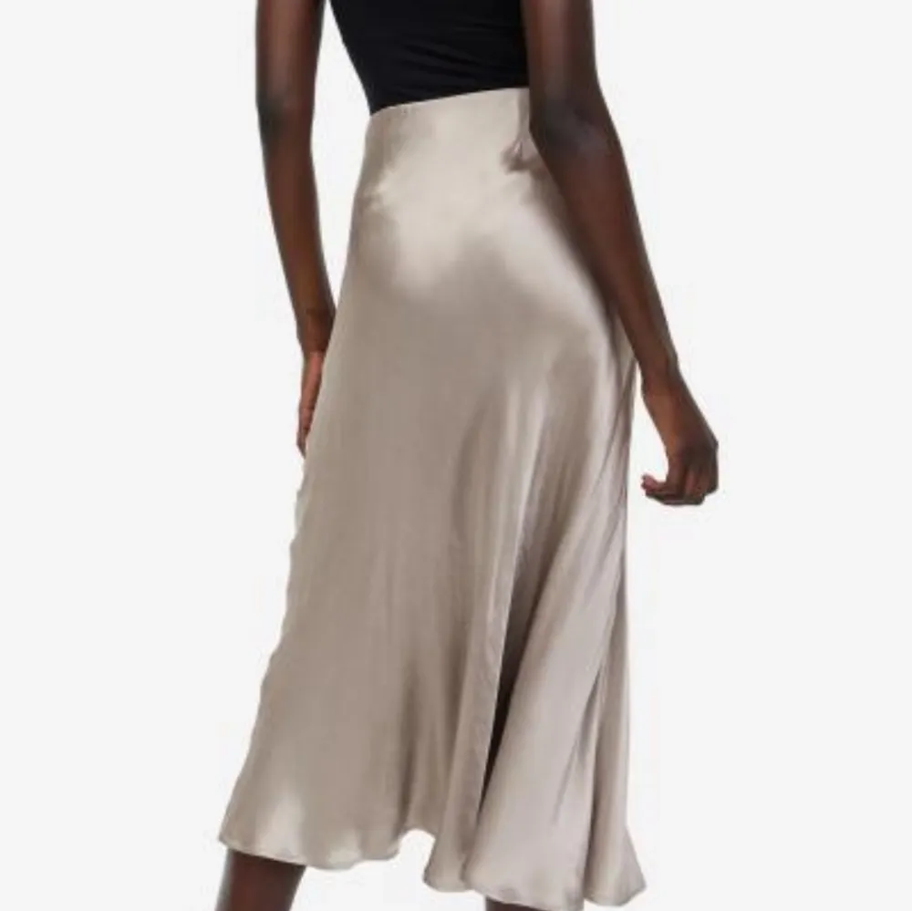 Säljer denna brunbeiga satin kjol i storlek S, använd 1 gång! Skrynglig pga man måste stryka den vilket jag ej gjort.  Bild 3 och 4 visar bara hur lång den är färgen är som första bilderna! Ordinarie pris 249. Kjolar.