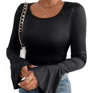 Svart tröja - Säljer min svarta tröja med trumpetärmar. Den är i nyskick och säljs för att jag bytt klädstil. Är i storlek M men passar även S och en L beroende på hur man vill att den ska sitta. Hör av dig om du undrar över något🩶💭🖤