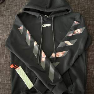 Det här är en 1:1 OFF-WHITE hoodie som jag har använt i 1 månad så den är väldigt ny! PRIS KAN DISKUTERAS!