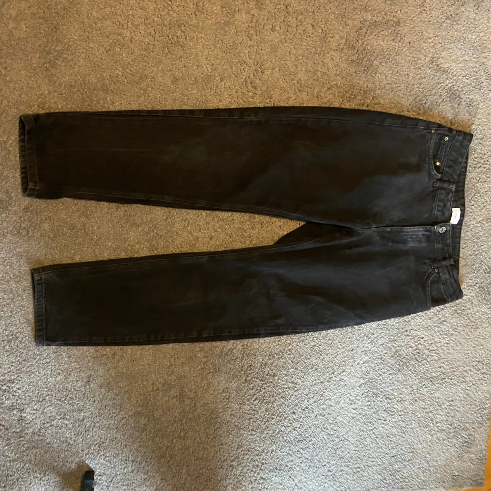 Svarta grunt jeans storlek 28. . Jeans & Byxor.
