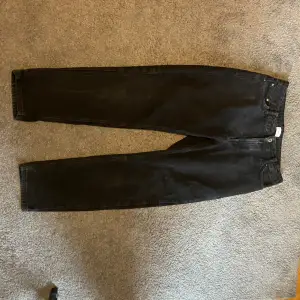 Svarta grunt jeans storlek 28. 