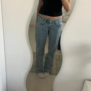 Arrow, Low waist straight leg jeans! 🩵 jätte söta och trendiga! Används 1-3 gånger, säljer då de är för stora och inte kommer till användning! Bra skick!🩵 original pris 590kr   