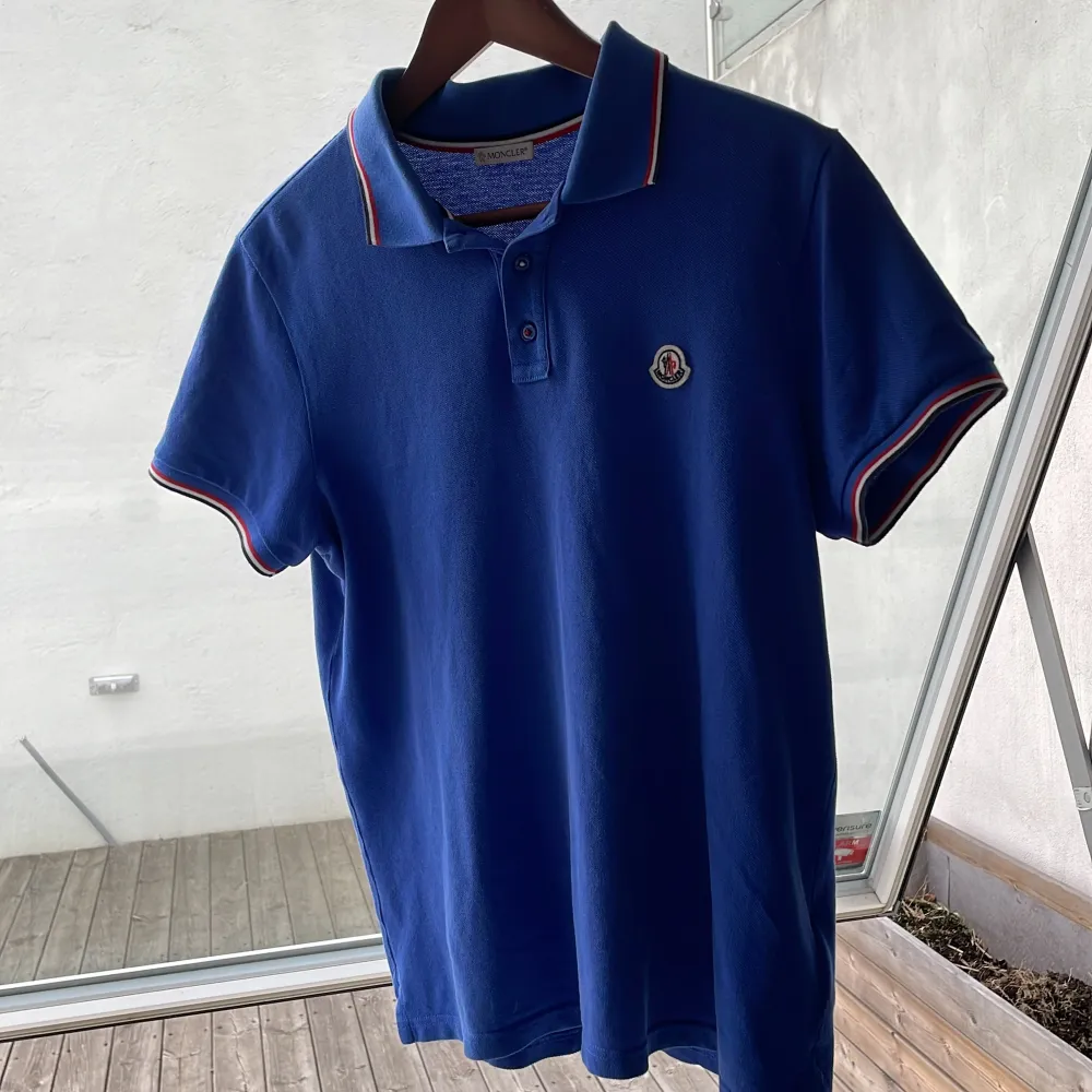 Säljer en moncler piké i stl M. Köpt på NK i Stockholm. Nypris: 2600 kr Mitt pris: 1100. T-paidat.